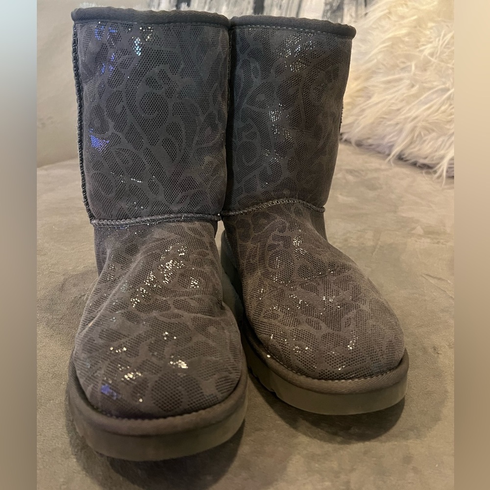 UGG F23010G Womens Size 8Mid-Calf Gray Boots cute print only worn once
